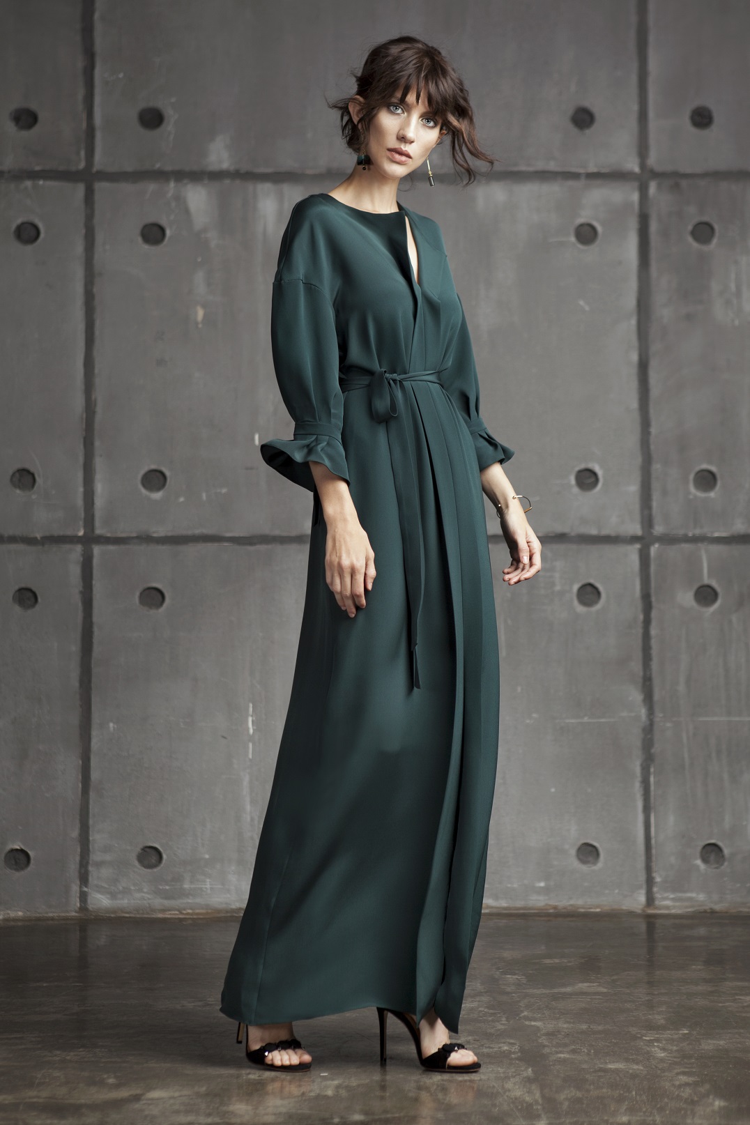 The kooples платье с цветами. The robe. Черное коктейльное платье с объемными рукавами. The robe одежда. Логотип одежды.