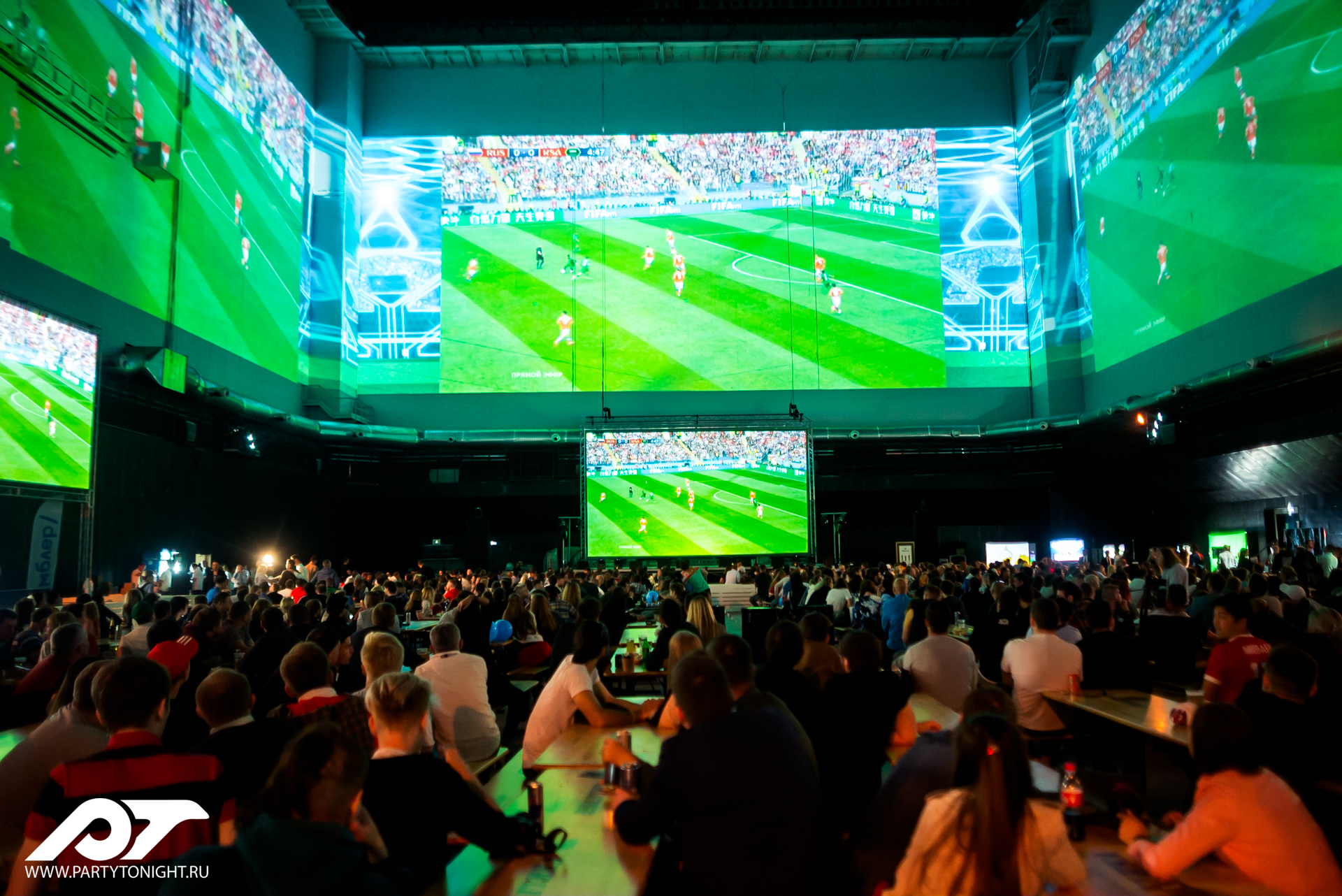 Большие экраны футбол. Трансляция на большом экране. Трансляция футбола на большом экране. Большой экран футбол Москва. Трансляция матча большой экран.