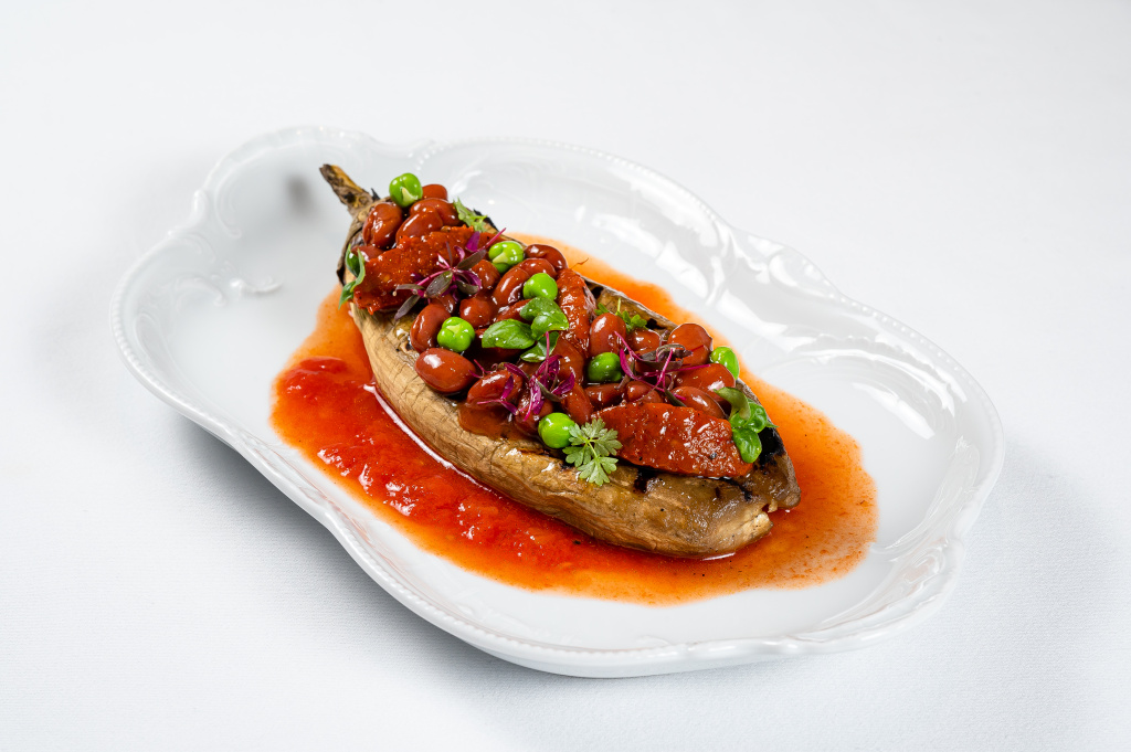 Баклажан-гриль с икрой из печеных перцев и баклажана_бар _Шаляпин_.jpg