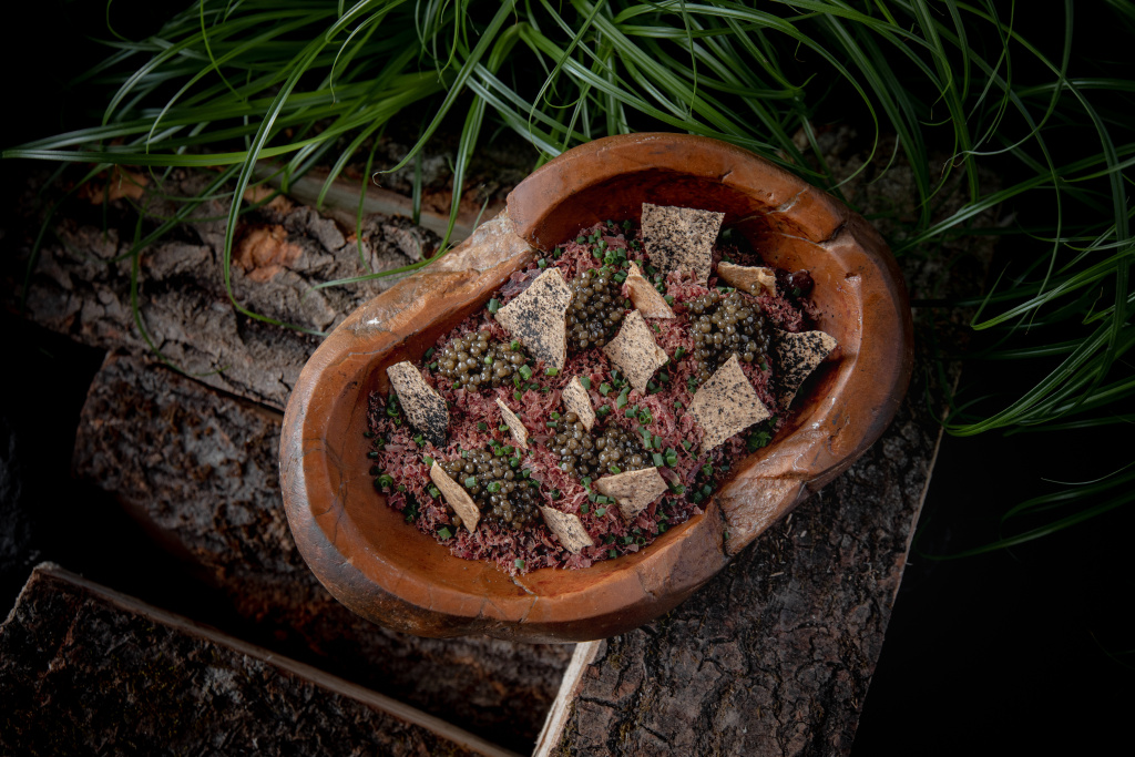 Тартар из лося с ржаными чипсами и черной икрой_1.JPG