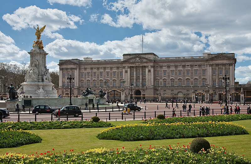 Buckingham_Palace,_London_-_April_2009.jpg