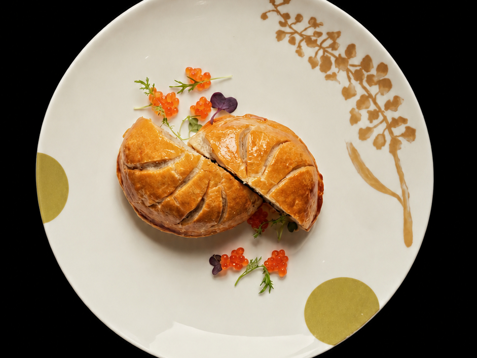 кулебяка с лососем, грибами, шпинатом и сметанным соусом.jpg