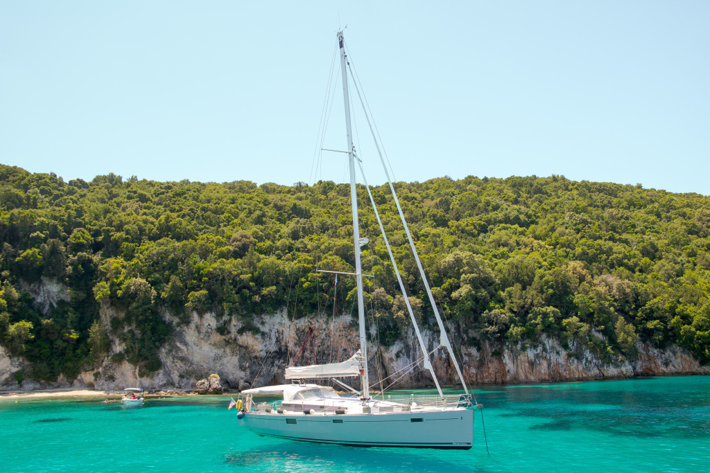 white-yacht-sailing-turquoise-lagoon-sunny-day.jpg