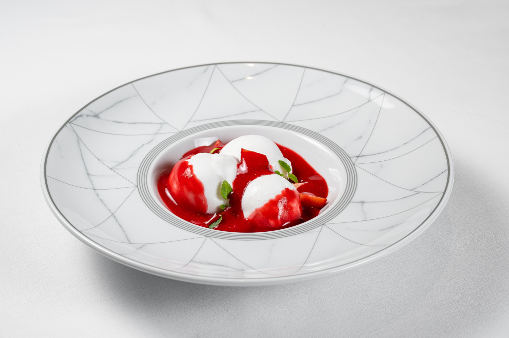 Кокосовый сорбет с клубничным кули_бар _Шаляпин_.jpg