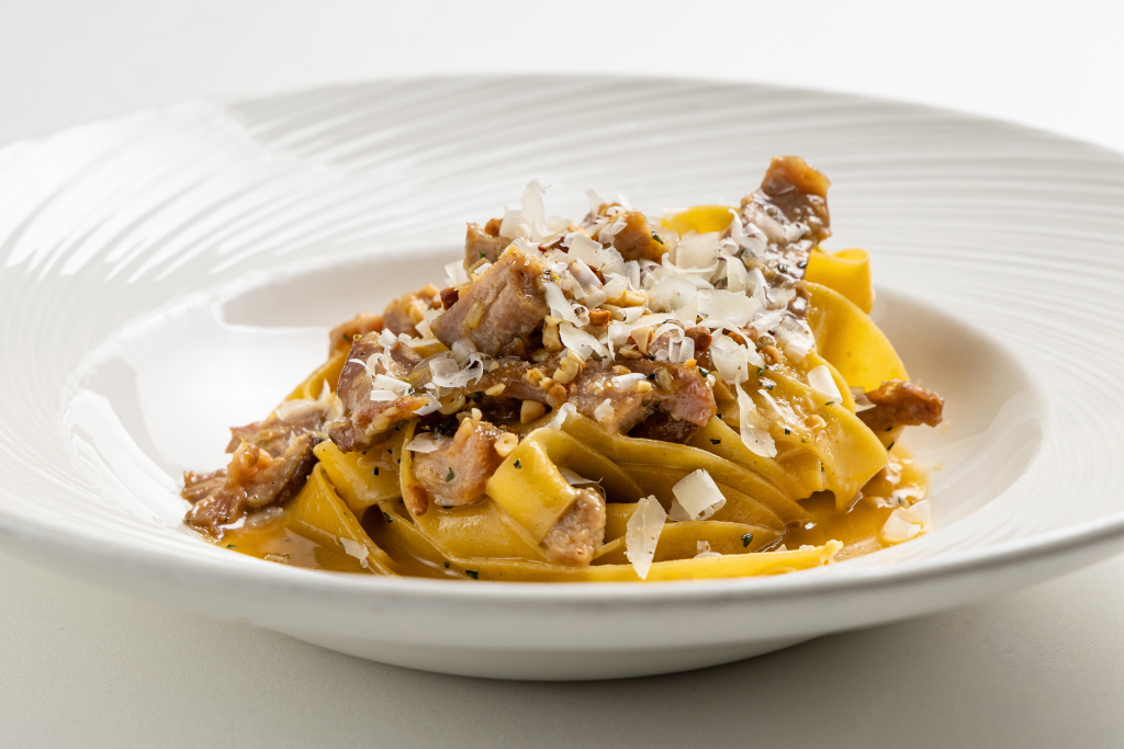 Паппарделле с уткой, ароматными травами, кедровыми орехами и пармиджано реджано.jpg