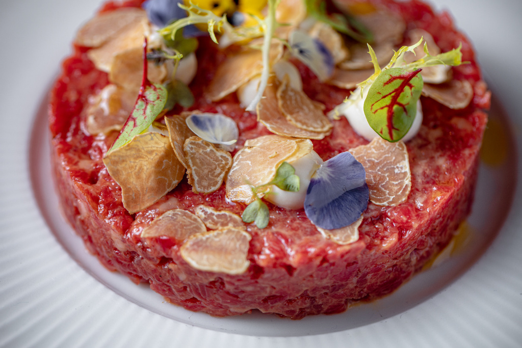 Тартар из говядины с кремом из пармезана и белым трюфелем1.JPG