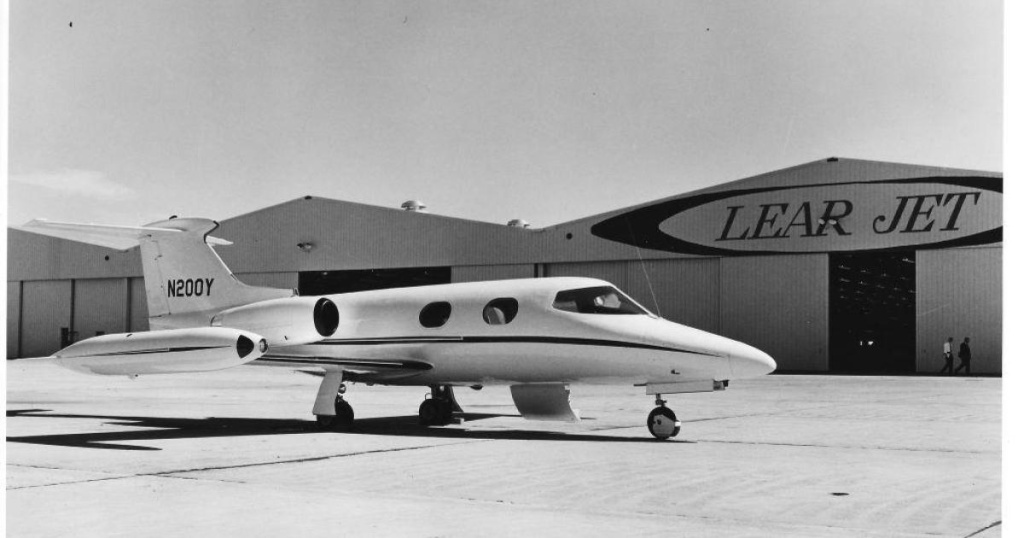 lear_jet_23-003_n200y_at_delivery_on_learjet_ramp_-_13oct1964_-_3.jpeg